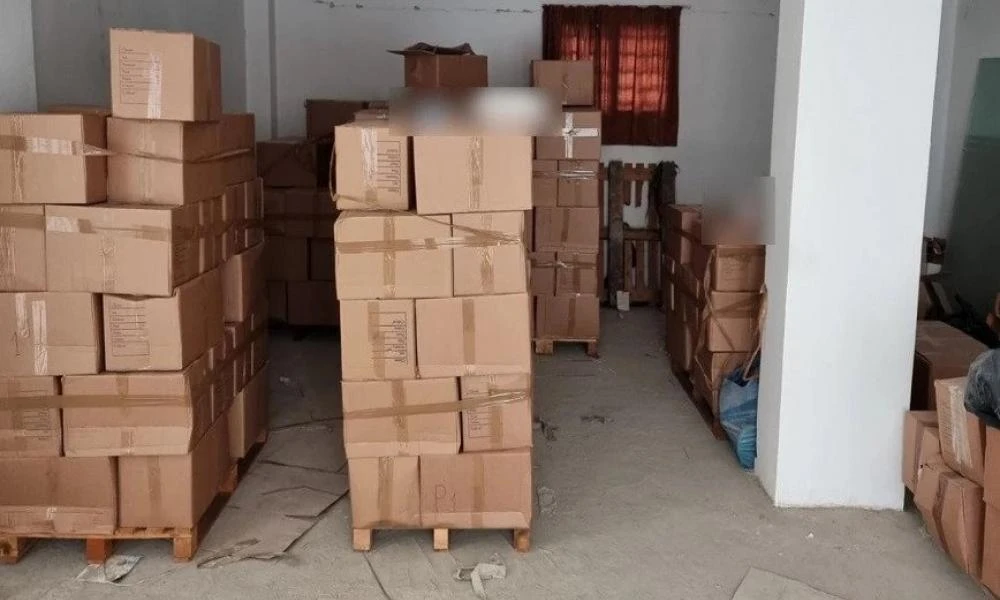 ΕΛ.ΑΣ.: Του πέρασαν "βραχιολάκια"–Είχε αποθήκη με 367.100 κροτίδες στην Αττική